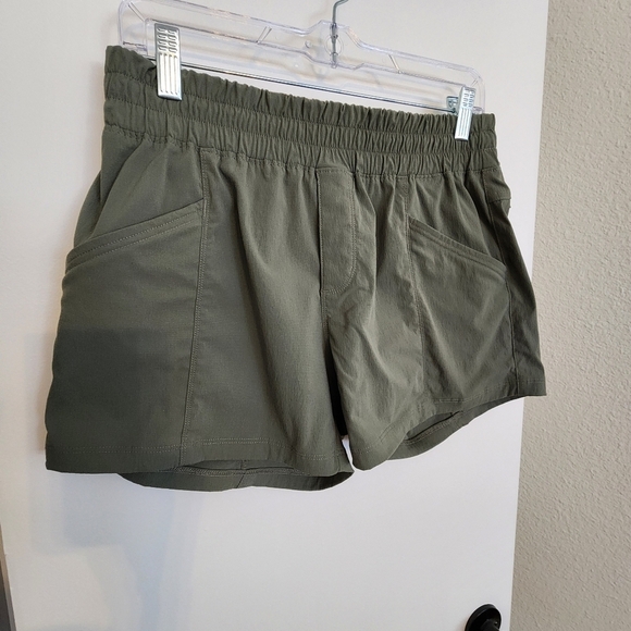Columbia Women's Omni- Shield Green Shorts, Size M - Picture 1 of 12